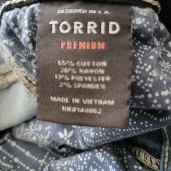 Torrid Jeans Premium Woman's size 16 Medium Wash Stretchy Waist Great Looking - Picture 6 of 10